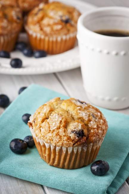 Muffin aux myrtilles avec tasse de café — Photo de stock