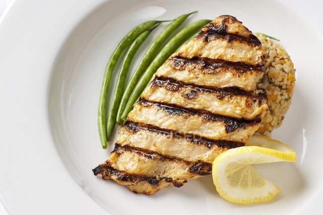 Grilled Chicken Breast with Green Beans — Stock Photo