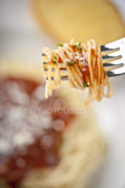 Спагетті, макарони, томатним соусом , — стокове фото