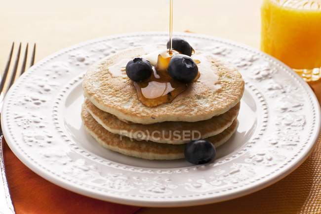 Pancakes with maple syrup — Stock Photo