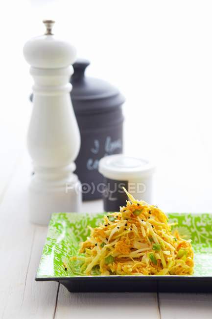 Ensalada de zanahoria y lechuga con cebollino sobre escritorio de madera blanca - foto de stock