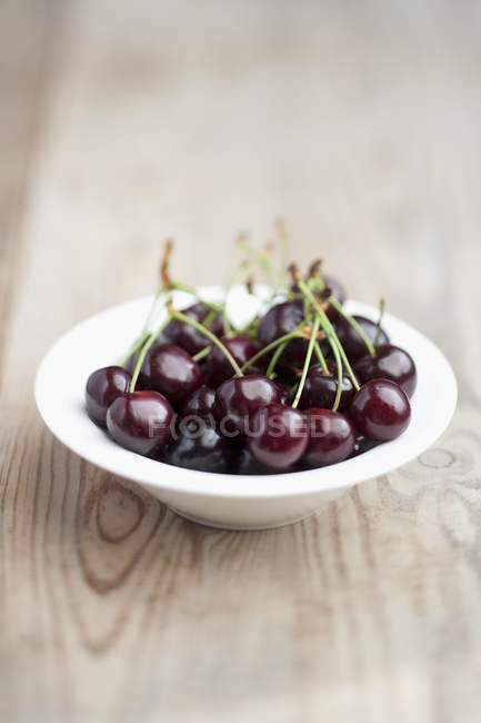 Ripe Cherries in white bowl — Stock Photo