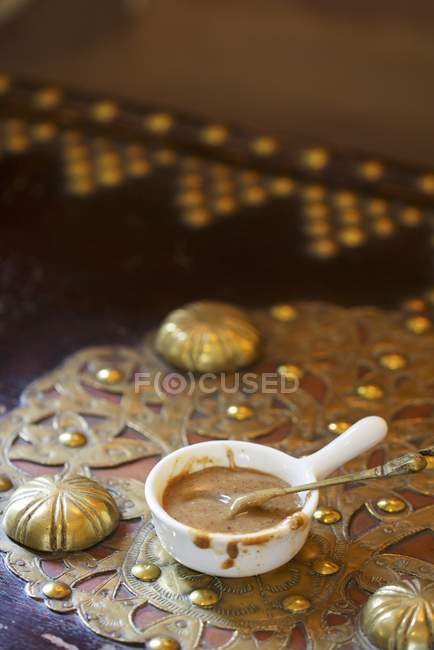 Vista elevada de la salsa de caramelo con aceite de coco y nueces - foto de stock