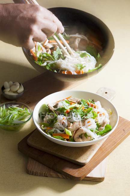 Chicken with sugar snap peas and cellophane noodles — Stock Photo