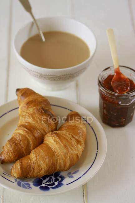 Croissants und eine Schüssel Latte — Stockfoto