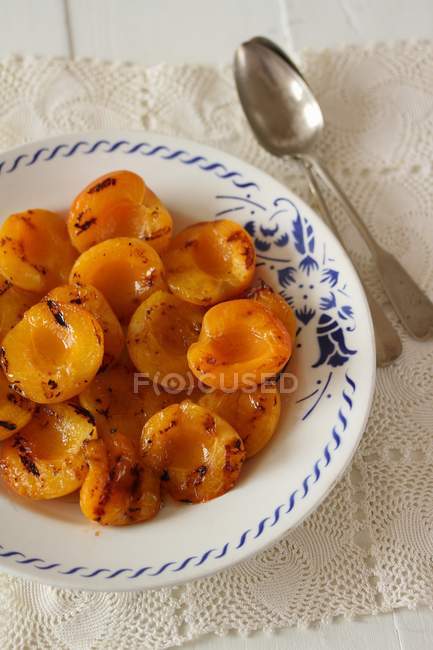 Grilled apricots with honey — Stock Photo