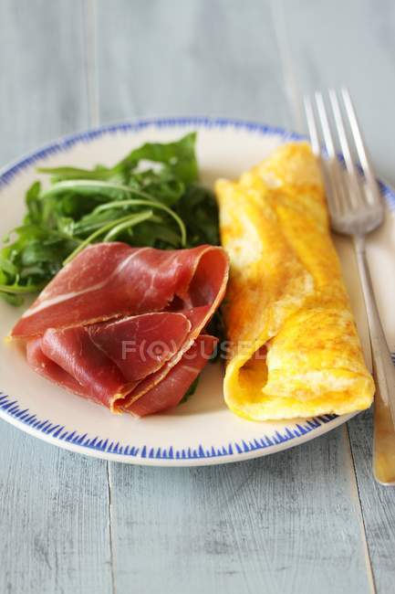 Omelette au jambon ibérique et fusée — Photo de stock