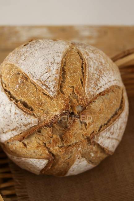 Сільський хліб з непросіяного борошна — стокове фото