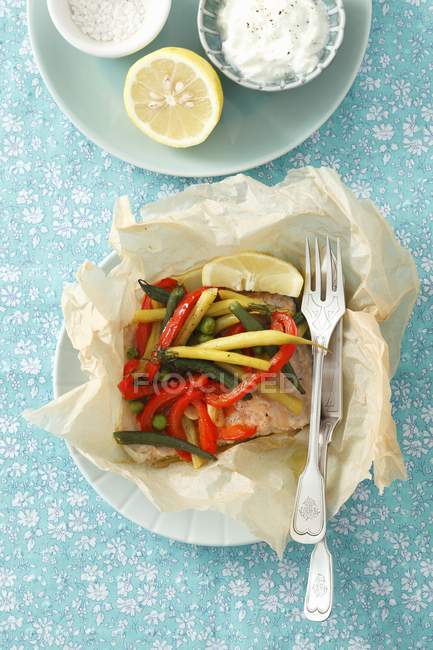 Filete de trucha con verduras - foto de stock