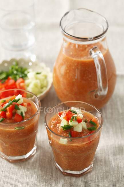 Gazpacho en frasco y en vasos - foto de stock