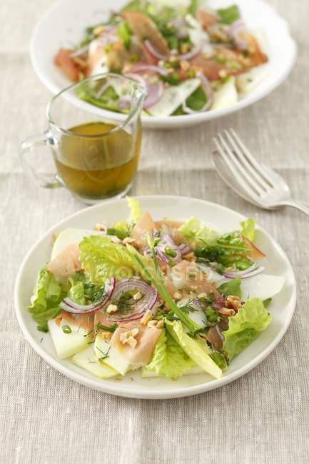 Salat mit Kohlrabi auf Tellern — Stockfoto