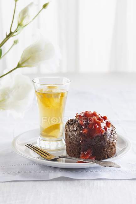 Chocolate cake with strawberry sauce — Stock Photo