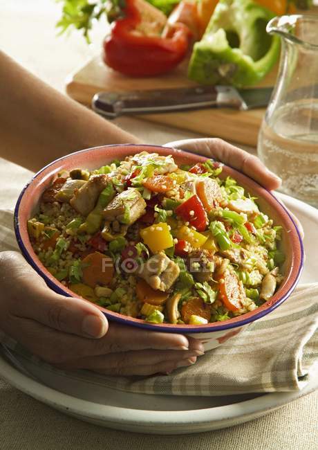 Couscous con pollo y verduras - foto de stock