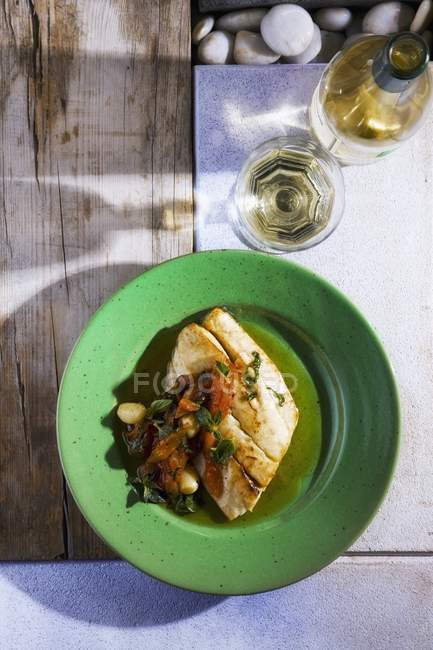 Filete de pescado con verduras - foto de stock