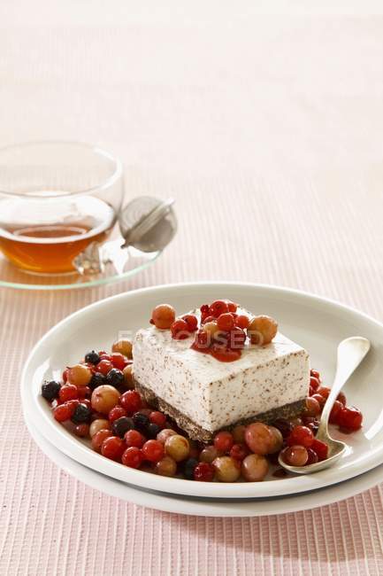 Ice cream cake on stewed berries — Stock Photo