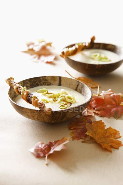 Potato and leek soup with breadsticks — Stock Photo