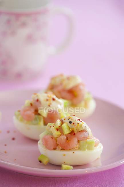 Ovos recheados com pepino e camarão — Fotografia de Stock