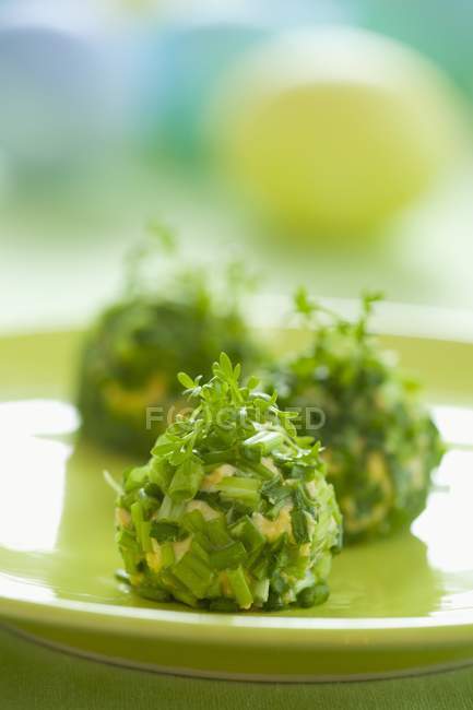 Vista close-up de bolas verdes de ovo cremoso revestido em cebolinha — Fotografia de Stock