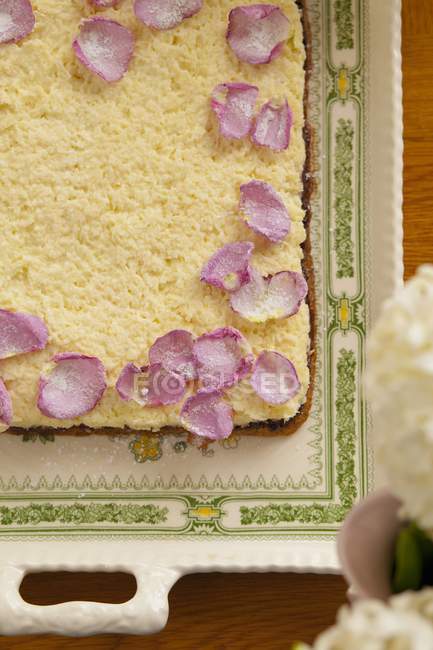 Pastel con capas de mermelada y crema de mantequilla - foto de stock