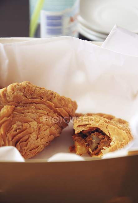 Closeup view of Asian puff pastry parcels filled with curry — Stock Photo