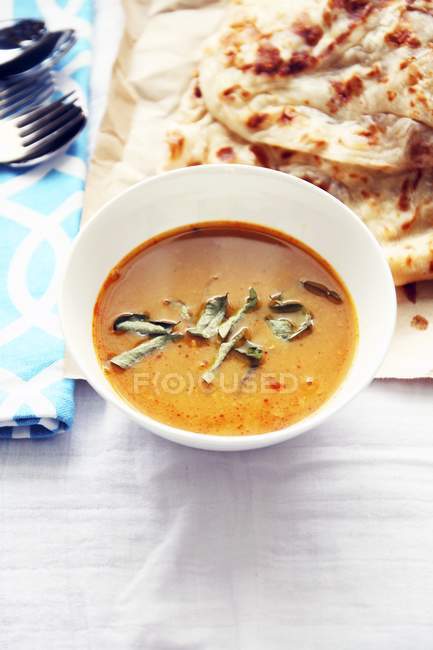 Soup and flatbread in bowl — Stock Photo