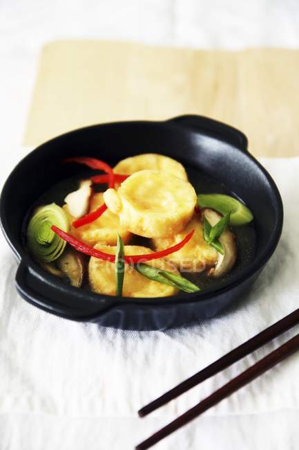 Nuggets de tofu com legumes — Fotografia de Stock