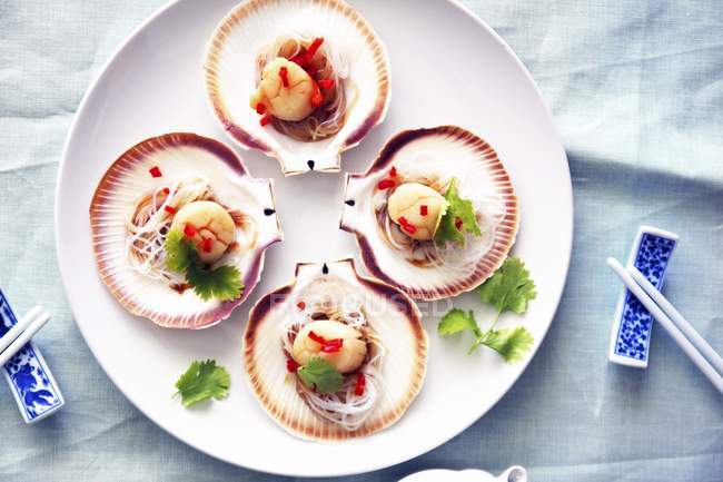 Top view of Asian style steamed scallops with herb and pasta — Stock Photo