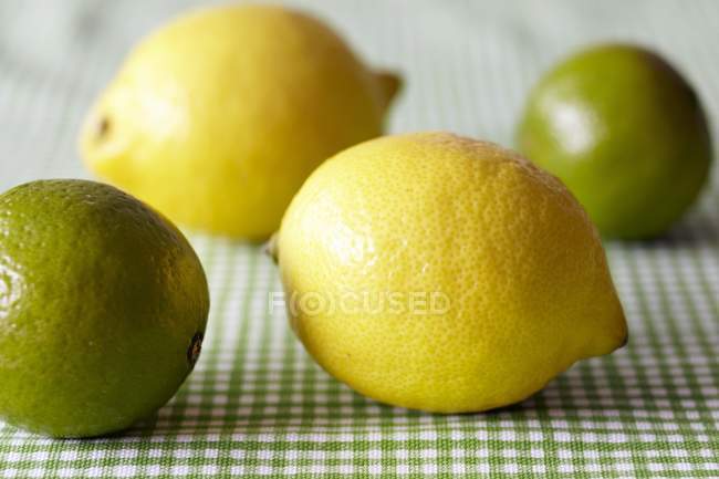 Citrons frais et citrons verts — Photo de stock