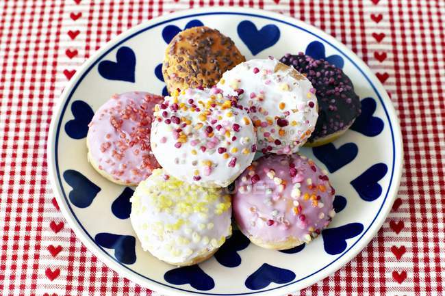 Donuts coloreadamente decorados - foto de stock