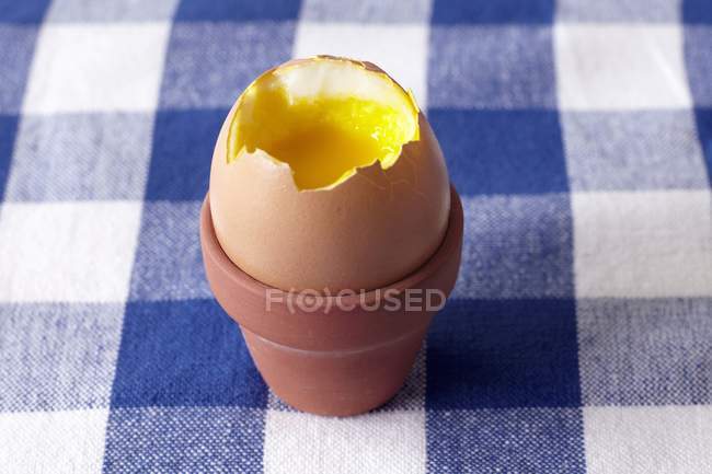 Huevo parcialmente comido hervido - foto de stock