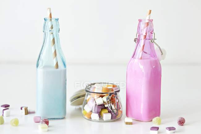 Erdbeershakes in zwei Flaschen — Stockfoto