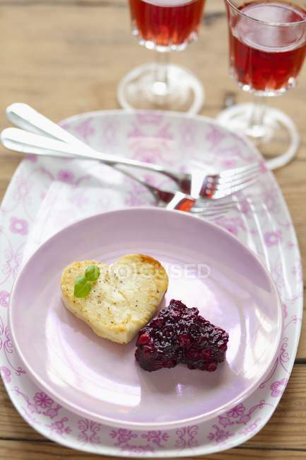 Vista close-up de uma omeleta em forma de coração e geléia de cranberry — Fotografia de Stock