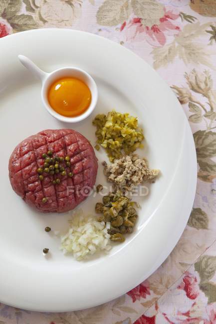 Steak tartare with yolk — Stock Photo