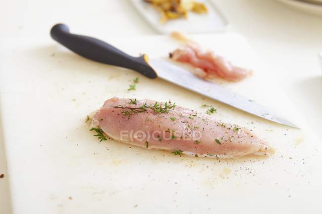 Peito cru de frango polvilhado com tomilho — Fotografia de Stock