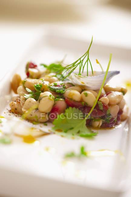 Bean salad with onions — Stock Photo