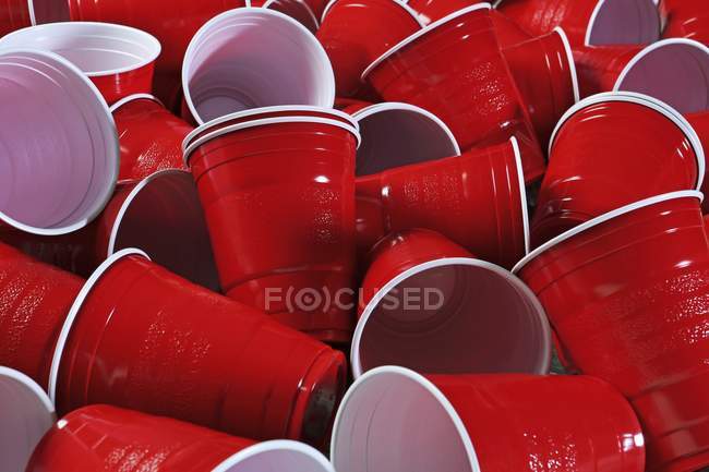Vista close-up de copos de plástico vermelho vazio em um montão — Fotografia de Stock