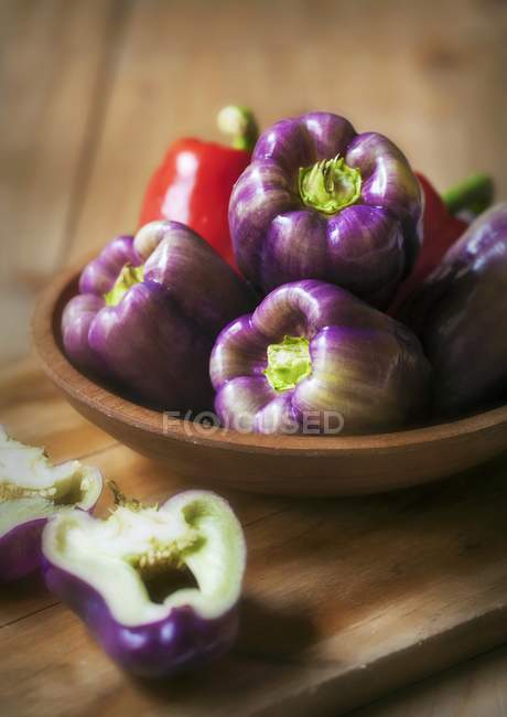 Пурпурні та червоні болгарського перцю — стокове фото