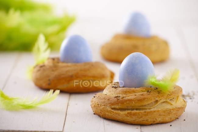Primo piano vista di tre cestini di lievito con uova di Pasqua — Foto stock