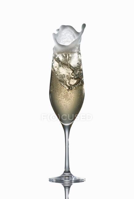 Шампанское, брызгающее из бокала — стоковое фото