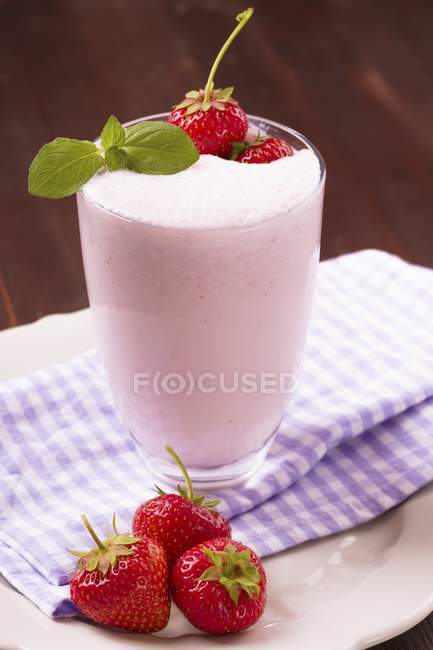 Milkshake with fresh strawberries — Stock Photo