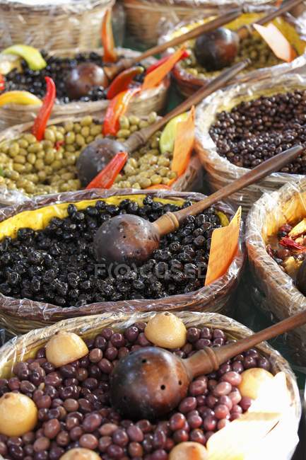Оливки в корзинах на рынке — стоковое фото