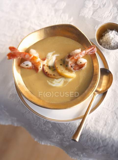 Vue rapprochée de la soupe aux pêches aux crevettes — Photo de stock