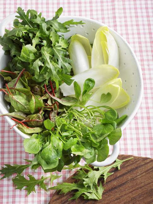 Свежий салат в дуршлаге — стоковое фото