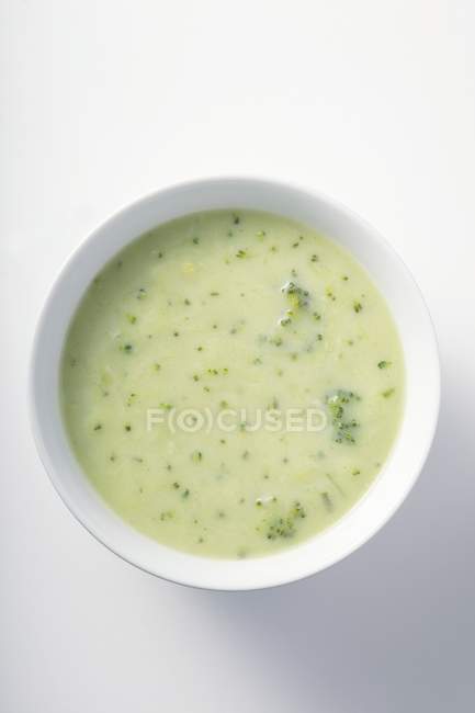 Суп с брокколи в миске — стоковое фото
