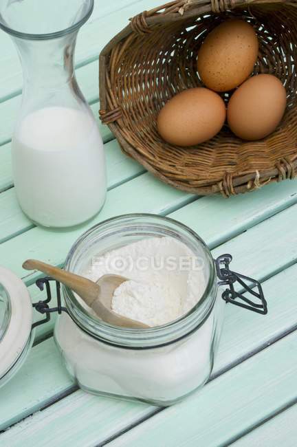 Primo piano vista di una natura morta con latte, uova e farina — Foto stock