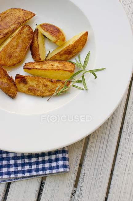Rosemary roasted potatoes — Stock Photo