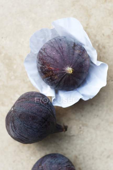 Fresh figs with paper — Stock Photo