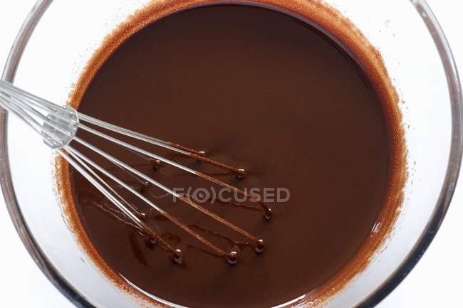Schokolade mit Butter in Glasschüssel geschmolzen — Stockfoto
