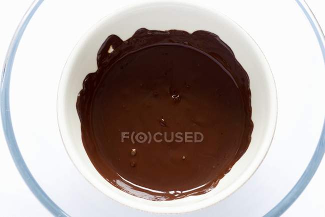 Миска з розтопленого шоколаду — стокове фото