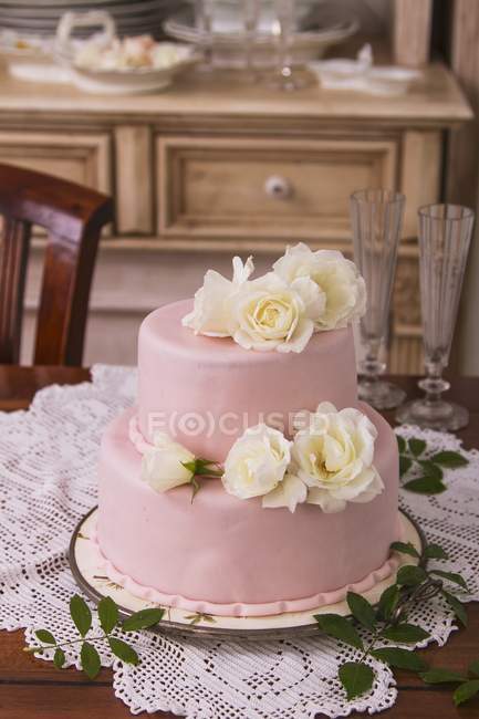 Gâteau aux roses blanches — Photo de stock